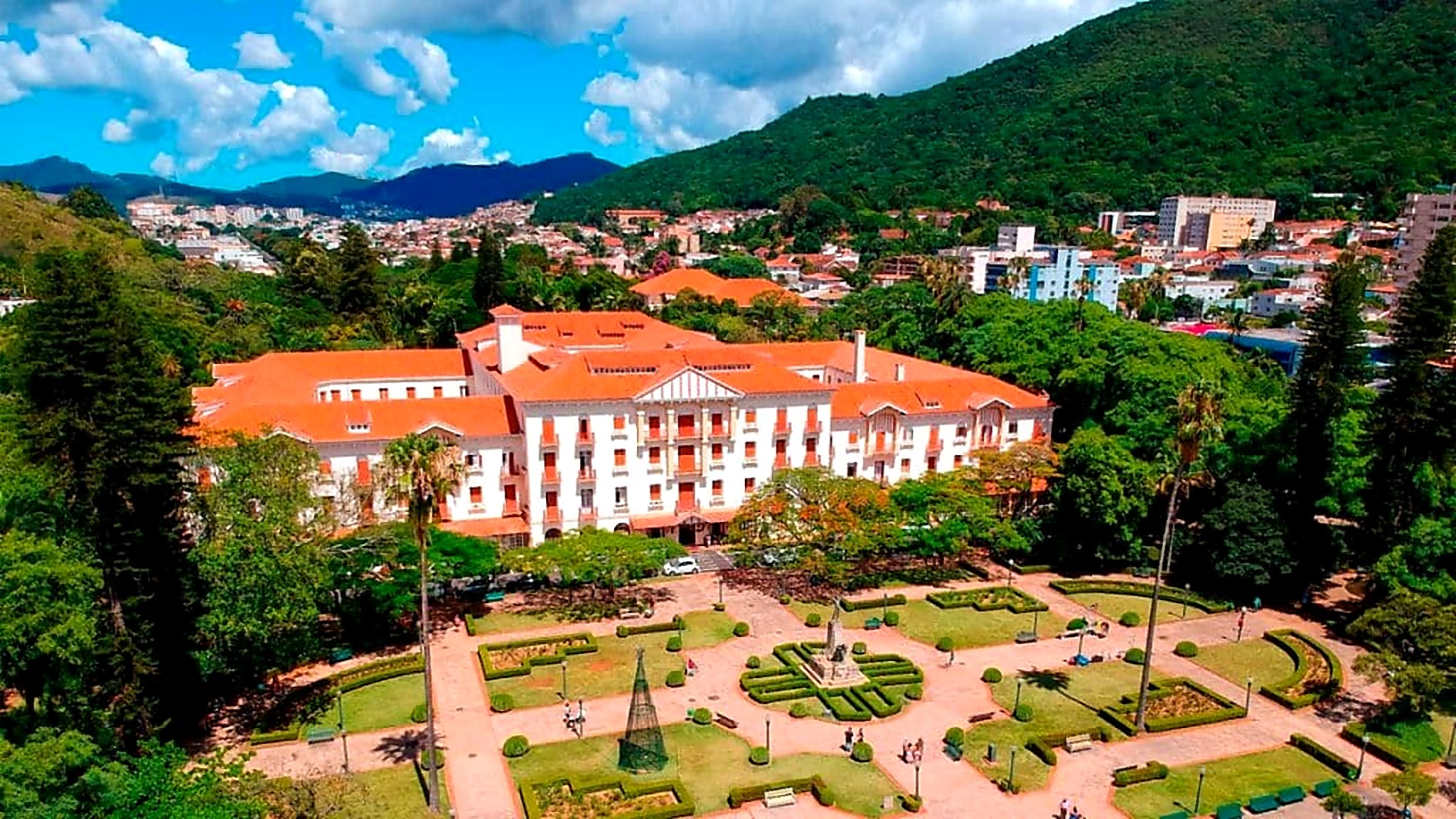 Palace Hotel de Poços de Caldas ao entardecer